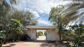 مواطن في دبي يحوّل منزله إلى «ممر آمن» للسيارات لتلافي تجمعات المياه